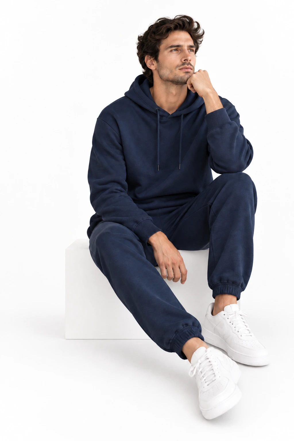 Hombre con buzo y polerón azul marino, categoría Hombre de NeoTienda