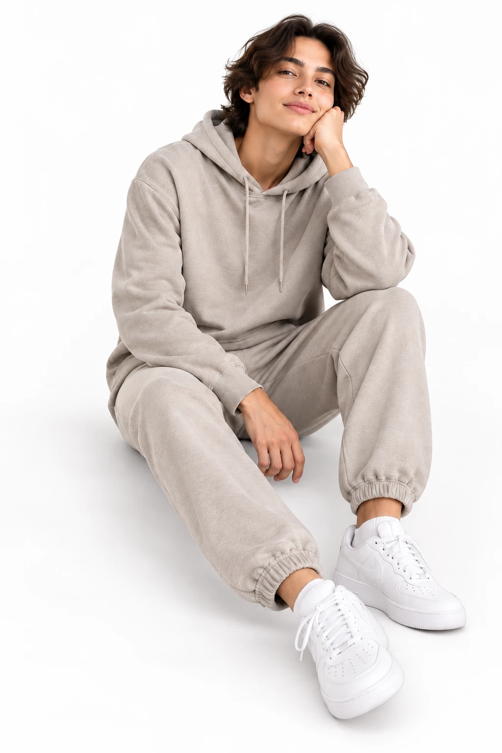 Modelo con buzo y polerón unisex beige, categoría Unisex de NeoTienda